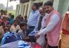 युवा मेयर पटेलद्वारा सयौं विधार्थीलाई कपडा वितरण