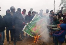 रौतहटमा धर्म परिवर्तन गराउने क्रिश्चिन धर्मका प्रचारकलाइ लखेडी वैनर समेत जलाए