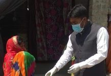 प्रत्यासी मेयर सिंहाद्वारा दलित बस्तीमा घर घरमा डिटौल साबुन,हेन्ड बाँस र माक्स वितरण
