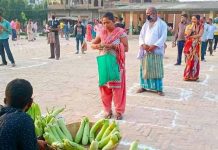तरकारी बजारलाई विक्रेता र क्रेताबीच तीन फिटको दुरी कायम गर्ने व्यवस्था