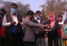 गढीमाई नपाद्धारा २ हजार मास्क, सेनेटाइजर वितरण