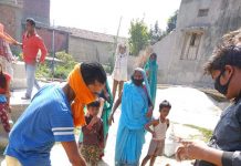 विपन्न परिवारलाई विनयको राहत जनप्रतिनिधी पुग्न न सकेको ठाउँमा स्थानियले बाडे राहत