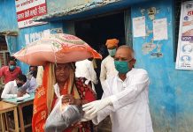 गरुडा नगरपालिकाले मलाहि टोलमा खाद्यान्न वितरण