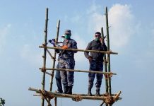 नेपाल भारत सिमामा खटिएको सशस्त्र प्रहरीले कड़ाईका साथ दूरवीनले सिमा निगरानी