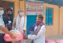 रौतहटको ईशनाथ नपाद्वारा हजाराैं परिवारलाई राहत बाड्दै
