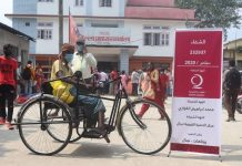 ४ असक्त व्यक्तिलाई व्हिल चेयर बितरण