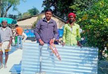 घर बनाउनमा गाउँपालिका अध्यक्ष साहको सहयोग