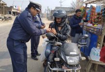 ट्राफिक प्रहरी दिपकले स्थानिय तथा यात्रुलाई फुल दिदै ट्राफिक नियमको बारेमा बुझाउँ