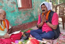 गौर नगरपालिकाका नगर प्रमुख गुप्ताद्वारा मन्दिरको शिलान्यास