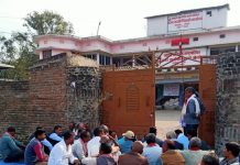 स्वास्थ्य शाखाका कर्मचारीलाई निमित्त प्रमुख प्रशासकीय अधिकृत बनाएको भन्दै स्थानीयहरूले धर्ना दिँदै विरोध