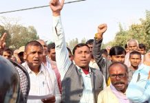 माधव नारायण नगरपालिकाको कार्यालय अगाडि प्रदर्शन
