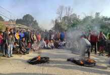 गौर गंगापिपरा सडक खण्डमा टायर बालेर विहानै देखि प्रदर्शन