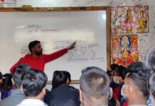 एक शिक्षक जो १८ घण्टा व्यस्त हुन्छन l