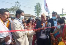 एकिकृत नमूना बस्तीलाई लक्ष्ति वर्गलाई एक समारोह विच हस्तान्तरण