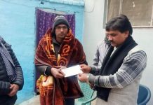 मधेश आन्दोलनको क्रममा प्रहरीको गोली लागि घाइते भएका सिंहलाई राज्यमन्त्री यादवद्वारा आर्थिक सहयोग