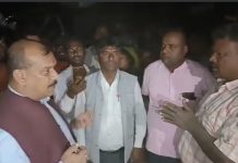 आगलागि पीडितलाई छिमेकी नपा गौरको मेयर शम्भु साहको सहयोग ।