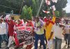 रौतहटमा जनमत पार्टीले बजेटको बिरुद्धमा प्रदर्शन गर्दै जलायो बजेटको प्रतिलिपि।