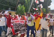 रौतहटमा जनमत पार्टीले बजेटको बिरुद्धमा प्रदर्शन गर्दै जलायो बजेटको प्रतिलिपि।