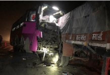 रौतहटबाट काठमाडौँ आउँदै गरेको बस चितवनमा दुर्घटना, २० जना घाइते