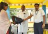 राजदेवी नगरपालिका नगर प्रमुख यादवद्धारा विद्यार्थीलाई पोशाक र ब्याग वितरण