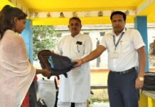 राजदेवी नगरपालिका नगर प्रमुख यादवद्धारा विद्यार्थीलाई पोशाक र ब्याग वितरण