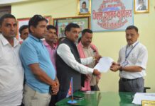गौर समनपुर सडक निर्माण नगरेको भन्दै स्थानीयले बुझाए सिडिओलाई ज्ञापनपत्र