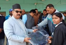 गौर नगरपालिकाद्वारा छात्र-छात्रालाई विद्यालय ब्याग वितरण