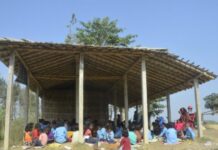 रौतहटमा १७ वर्षदेखि विद्यार्थीहरु बोरामै बसेर पढ्न बाध्य
