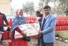 परोहामा हजारौं ग्यास चुल्होसहित सिलिन्डर वितरण
