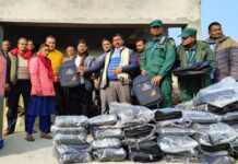 गरुडा नगरपालिकाले बिधालयमा बैग र बेन्च डेस्क सहयोग