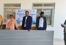 रौतहटमा अग्निपीडितलाई जस्ता पाता, मुसहर समुदायलाई ज्याकेट र टोपी वितरण