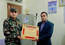 नगर प्रमुखलाई कदरपत्र प्रदान गरी सम्मान